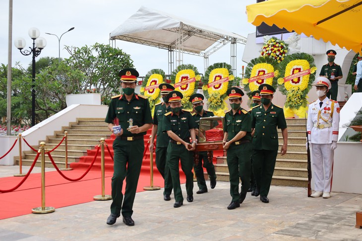 Hàng chục năm vượt khó, quên khổ đưa hài cốt liệt sĩ từ nước bạn Lào về quê mẹ an giấc - Ảnh 4. Hàng chục năm vượt khó, quên khổ đưa hài cốt liệt sĩ từ nước bạn Lào về quê mẹ an giấc - Ảnh 4.