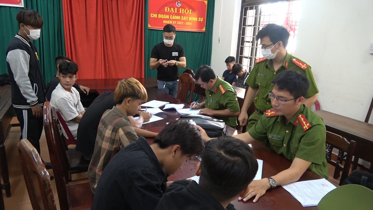 Bắt nhóm thanh, thiếu niên hung hãn mang hung khí đi giải quyết mâu thuẫn - Ảnh 1. Bắt nhóm thanh, thiếu niên hung hãn mang hung khí đi giải quyết mâu thuẫn - Ảnh 1.