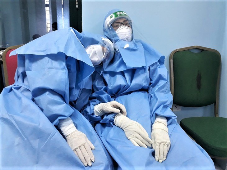 Nhân viên y tế nghỉ việc không chỉ vì thu nhập thấp - Ảnh 1. Nhân viên y tế nghỉ việc không chỉ vì thu nhập thấp - Ảnh 1.