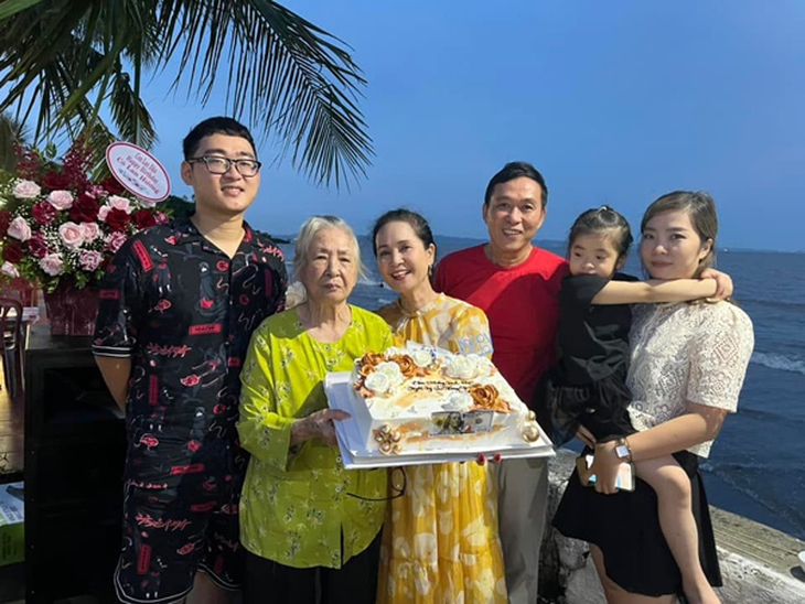 Cuộc sống hạnh phúc của NSND Lan Hương - 'mẹ chồng' kinh điển của màn ảnh Việt - Ảnh 3.