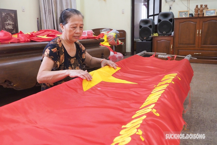 Gần một thế kỷ “giữ hồn” cho lá cờ Tổ Quốc - Ảnh 1.