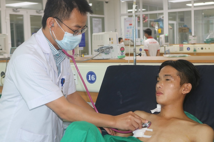 Hy hữu: Chàng trai 'sống cùng' cành cây dài 6,5cm trong ngực suốt 14 năm
- Ảnh 2. Hy hữu: Chàng trai 'sống cùng' cành cây dài 6,5cm trong ngực suốt 14 năm
- Ảnh 2.