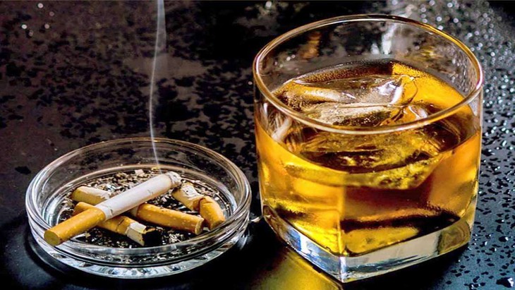Thuốc lá và rượu là nguyên nhân gây ra gần 1 nửa số ca ung thư trên toàn thế giới - Ảnh 1. Thuốc lá và rượu là nguyên nhân gây ra gần 1 nửa số ca ung thư trên toàn thế giới - Ảnh 1.