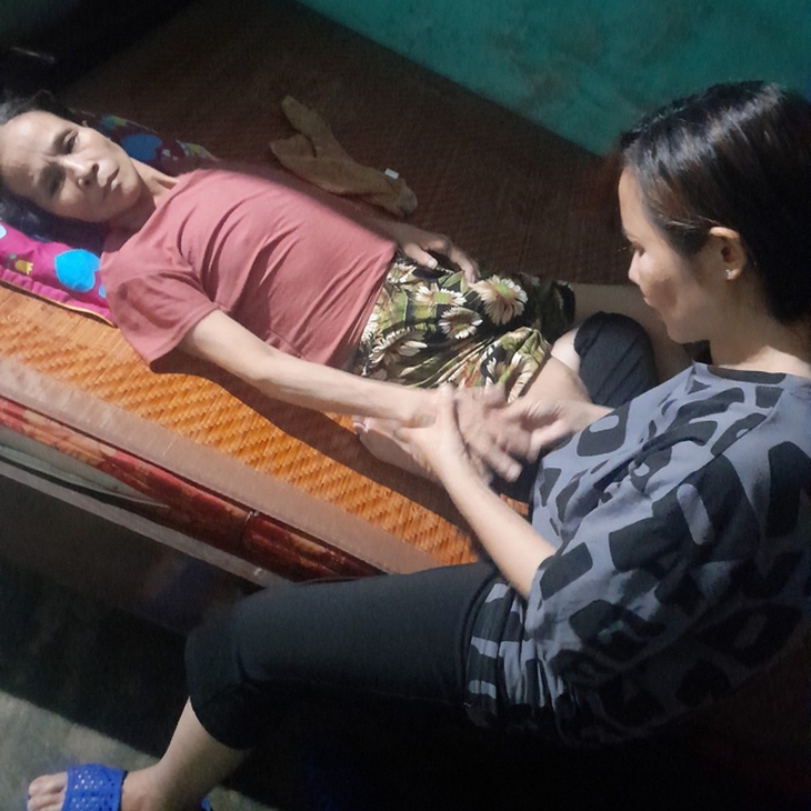 Người đàn bà bất hạnh phải cưa chân nhận tiền hỗ trợ từ bạn đọc - Ảnh 1.