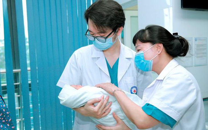 Hạnh phúc làm mẹ ở tuổi gần 50, đón con yêu khỏe mạnh