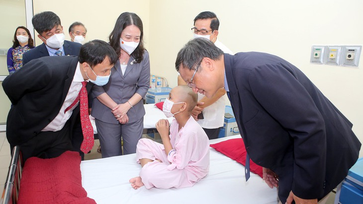 Thứ trưởng Bộ Y tế: Cập nhật tiến bộ y học mới nhất tạo đòn bẩy để đáp ứng nhu cầu khám chữa bệnh - Ảnh 4. Thứ trưởng Bộ Y tế: Cập nhật tiến bộ y học mới nhất tạo đòn bẩy để đáp ứng nhu cầu khám chữa bệnh - Ảnh 4.