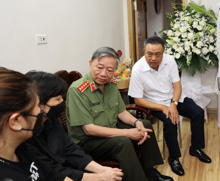 Bộ trưởng Tô Lâm động viên thân nhân các chiến sĩ Cảnh sát PCCC vượt qua nỗi đau, nỗi mất mát - Ảnh 2. Bộ trưởng Tô Lâm động viên thân nhân các chiến sĩ Cảnh sát PCCC vượt qua nỗi đau, nỗi mất mát - Ảnh 2.