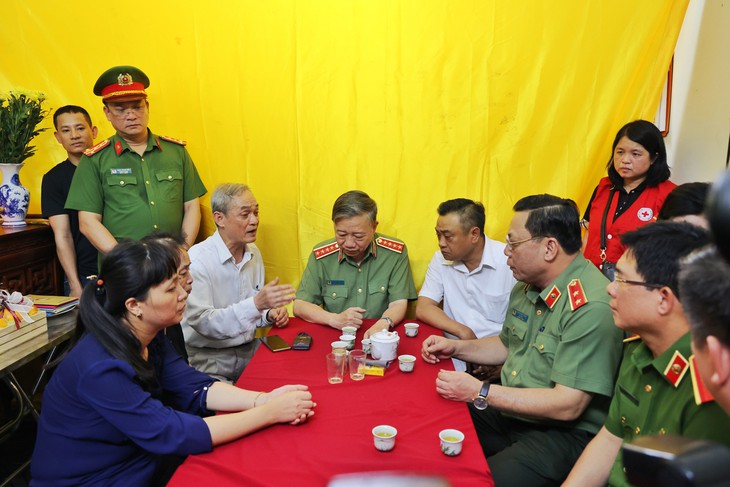 Bộ trưởng Tô Lâm động viên thân nhân các chiến sĩ Cảnh sát PCCC vượt qua nỗi đau, nỗi mất mát - Ảnh 3. Bộ trưởng Tô Lâm động viên thân nhân các chiến sĩ Cảnh sát PCCC vượt qua nỗi đau, nỗi mất mát - Ảnh 3.