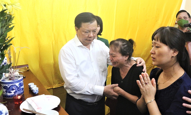 Bí thư Thành ủy Đinh Tiến Dũng: 3 chiến sĩ có hành động dũng cảm, nghĩa hiệp được nhân dân cảm phục - Ảnh 2.