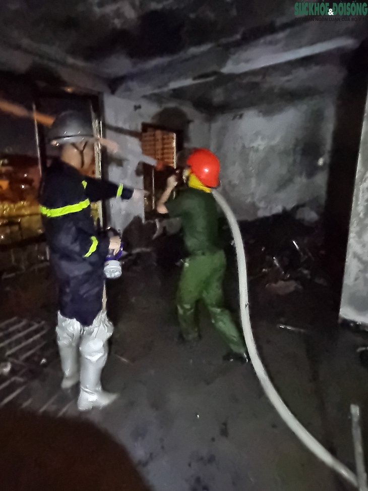 Hà Nội: Cháy nhà dân trong đêm, lực lượng PCCC chiến đấu với giặc lửa dập tắt vụ hỏa hoạn - Ảnh 4. Hà Nội: Cháy nhà dân trong đêm, lực lượng PCCC chiến đấu với giặc lửa dập tắt vụ hỏa hoạn - Ảnh 4.