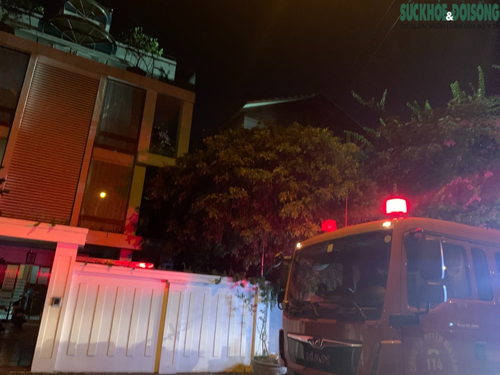Hà Nội: Cháy nhà dân trong đêm, lực lượng PCCC chiến đấu với giặc lửa dập tắt vụ hỏa hoạn - Ảnh 2. Hà Nội: Cháy nhà dân trong đêm, lực lượng PCCC chiến đấu với giặc lửa dập tắt vụ hỏa hoạn - Ảnh 2.