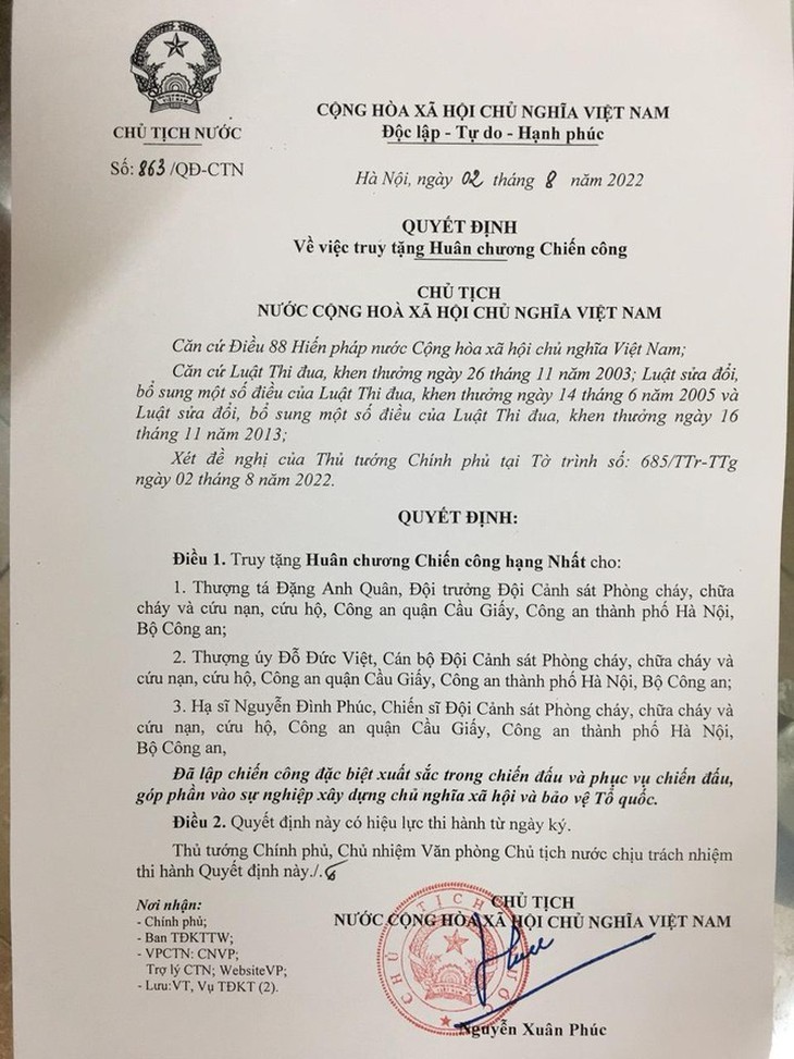 Chủ tịch nước quyết định truy tặng Huân chương Chiến công hạng Nhất cho 3 chiến sĩ PCCC hy sinh - Ảnh 2. Chủ tịch nước quyết định truy tặng Huân chương Chiến công hạng Nhất cho 3 chiến sĩ PCCC hy sinh - Ảnh 2.
