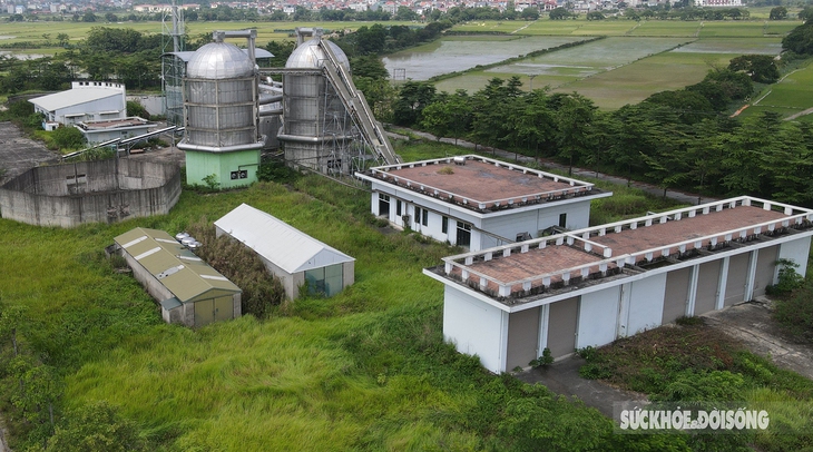 Nhà máy xử lý rác nhiệt phân gần 800 tỷ bỏ hoang hơn 10 năm, cỏ mọc cỏ mọc um tùm - Ảnh 1. Nhà máy xử lý rác nhiệt phân gần 800 tỷ bỏ hoang hơn 10 năm, cỏ mọc cỏ mọc um tùm - Ảnh 1.