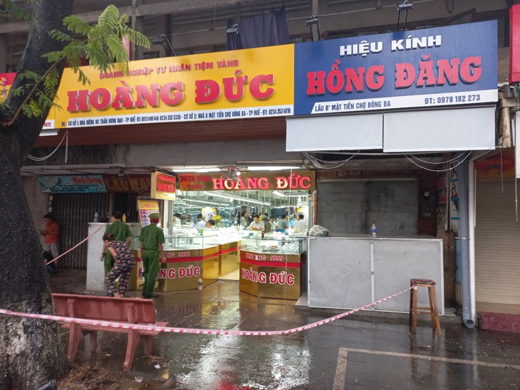 Đối tượng mang súng AK đi cướp tiệm vàng ở Huế đối diện tội danh nào? - Ảnh 3.
