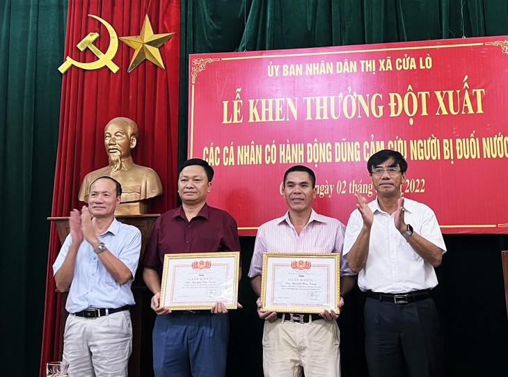 Khen thưởng bí thư phường cứu nhiều trẻ đuối nước ở biển Cửa Lò - Ảnh 1.