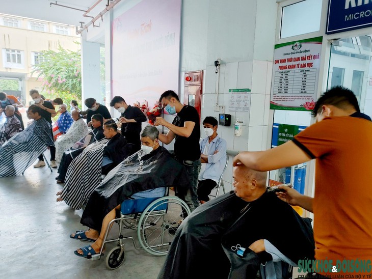 Hơn 500 bệnh nhân được Bệnh viện Hữu nghị đa khoa Nghệ An cắt tóc, gội đầu miễn phí - Ảnh 3. Hơn 500 bệnh nhân được Bệnh viện Hữu nghị đa khoa Nghệ An cắt tóc, gội đầu miễn phí - Ảnh 3.