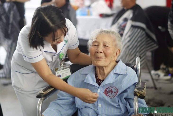 Hơn 500 bệnh nhân được Bệnh viện Hữu nghị đa khoa Nghệ An cắt tóc, gội đầu miễn phí - Ảnh 5. Hơn 500 bệnh nhân được Bệnh viện Hữu nghị đa khoa Nghệ An cắt tóc, gội đầu miễn phí - Ảnh 5.