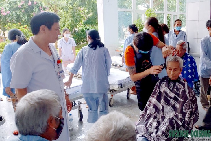 Hơn 500 bệnh nhân được Bệnh viện Hữu nghị đa khoa Nghệ An cắt tóc, gội đầu miễn phí - Ảnh 6. Hơn 500 bệnh nhân được Bệnh viện Hữu nghị đa khoa Nghệ An cắt tóc, gội đầu miễn phí - Ảnh 6.