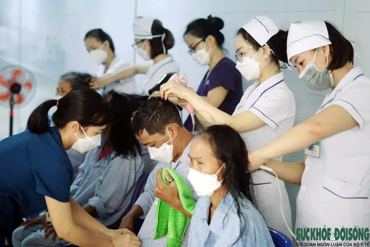 Hơn 500 bệnh nhân được Bệnh viện Hữu nghị đa khoa Nghệ An cắt tóc, gội đầu miễn phí - Ảnh 8. Hơn 500 bệnh nhân được Bệnh viện Hữu nghị đa khoa Nghệ An cắt tóc, gội đầu miễn phí - Ảnh 8.
