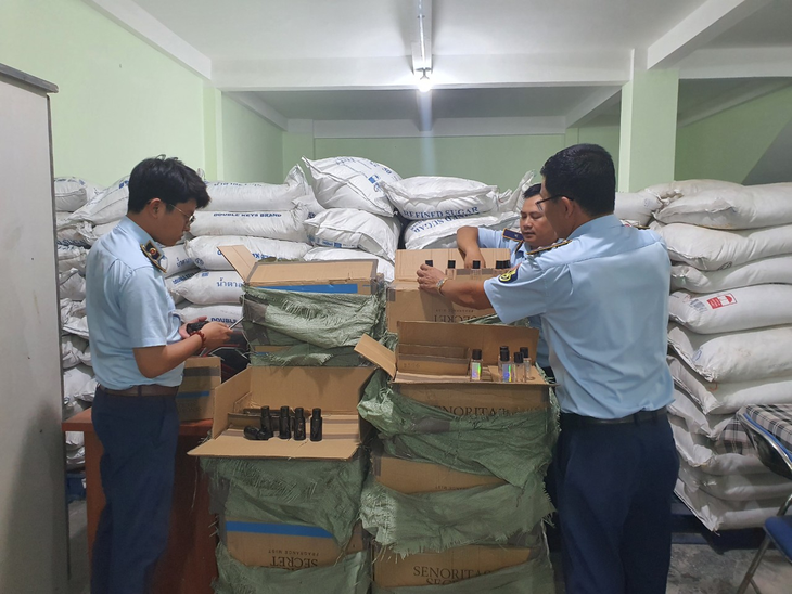 Tạm giữ hơn 3.200 chai nước hoa và nhiều loại hàng hóa nghi nhập lậu - Ảnh 2.