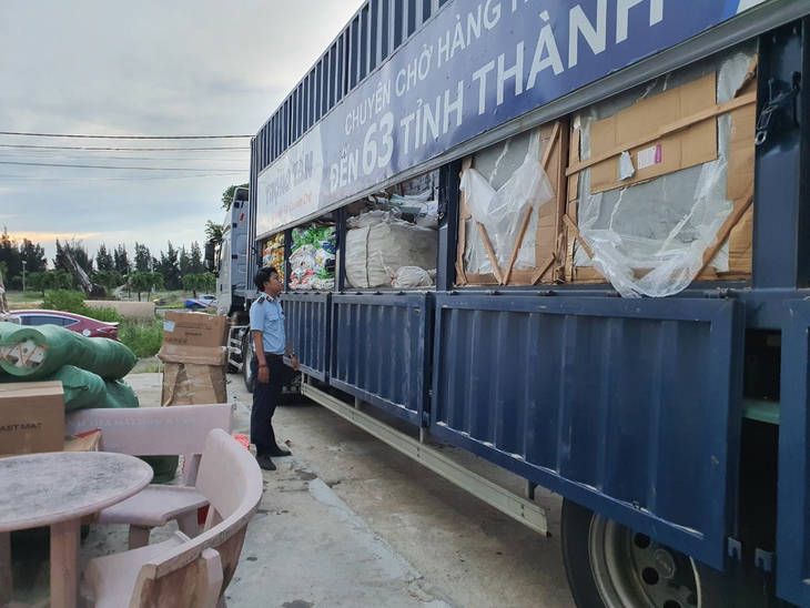 Tạm giữ hơn 3.200 chai nước hoa và nhiều loại hàng hóa nghi nhập lậu - Ảnh 1.