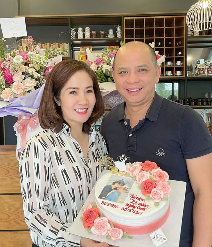Hôn nhân của 2 ông trùm, bà trùm phim 'Đấu trí': Nguyệt Hằng hạnh phúc sau giông tố, Vĩnh Xương bình dị - Ảnh 3. Hôn nhân của 2 ông trùm, bà trùm phim 'Đấu trí': Nguyệt Hằng hạnh phúc sau giông tố, Vĩnh Xương bình dị - Ảnh 3.
