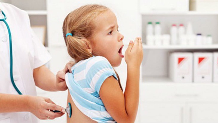 Viêm tiểu phế quản cấp ở trẻ em: Con đường lây nhiễm và trẻ nào dễ mắc - Ảnh 4.