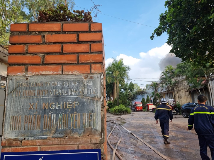Cận cảnh khống chế đám cháy ngùn ngụt tại xí nghiệp hóa phẩm dầu - Ảnh 1. Cận cảnh khống chế đám cháy ngùn ngụt tại xí nghiệp hóa phẩm dầu - Ảnh 1.