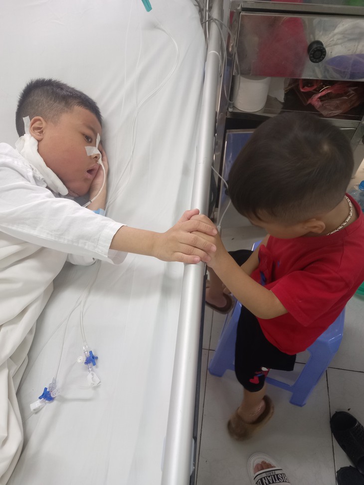 Hai anh em biến dạng khuôn mặt vì căn bệnh quái ác, không tiền điều trị - Ảnh 2. Hai anh em biến dạng khuôn mặt vì căn bệnh quái ác, không tiền điều trị - Ảnh 2.