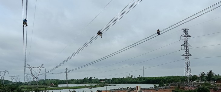 Những người treo mình trên không bảo vệ "mạch máu" năng lượng quốc gia - Ảnh 1. Những người treo mình trên không bảo vệ "mạch máu" năng lượng quốc gia - Ảnh 1.