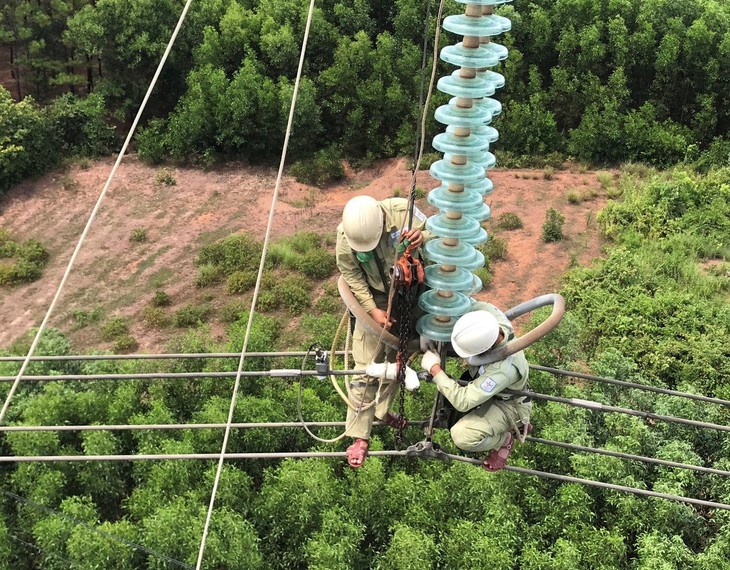 Những người treo mình trên không bảo vệ "mạch máu" năng lượng quốc gia - Ảnh 2. Những người treo mình trên không bảo vệ "mạch máu" năng lượng quốc gia - Ảnh 2.