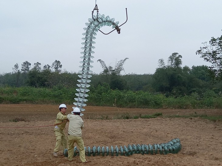 Những người treo mình trên không bảo vệ "mạch máu" năng lượng quốc gia - Ảnh 3. Những người treo mình trên không bảo vệ "mạch máu" năng lượng quốc gia - Ảnh 3.