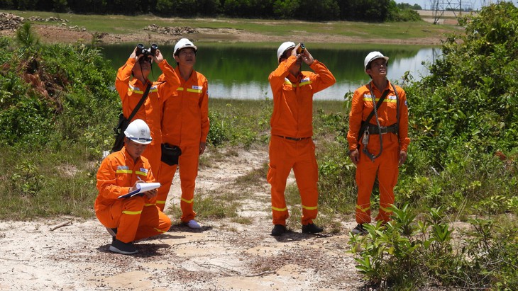 Những người treo mình trên không bảo vệ "mạch máu" năng lượng quốc gia - Ảnh 6. Những người treo mình trên không bảo vệ "mạch máu" năng lượng quốc gia - Ảnh 6.