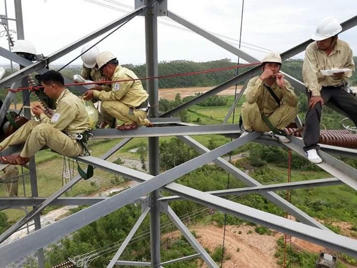 Những người treo mình trên không bảo vệ "mạch máu" năng lượng quốc gia - Ảnh 4. Những người treo mình trên không bảo vệ "mạch máu" năng lượng quốc gia - Ảnh 4.