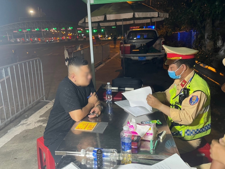 Phát hiện lái xe dương tính với ma tuý sau khi ăn “kẹo” ở sinh nhật bạn - Ảnh 1. Phát hiện lái xe dương tính với ma tuý sau khi ăn “kẹo” ở sinh nhật bạn - Ảnh 1.