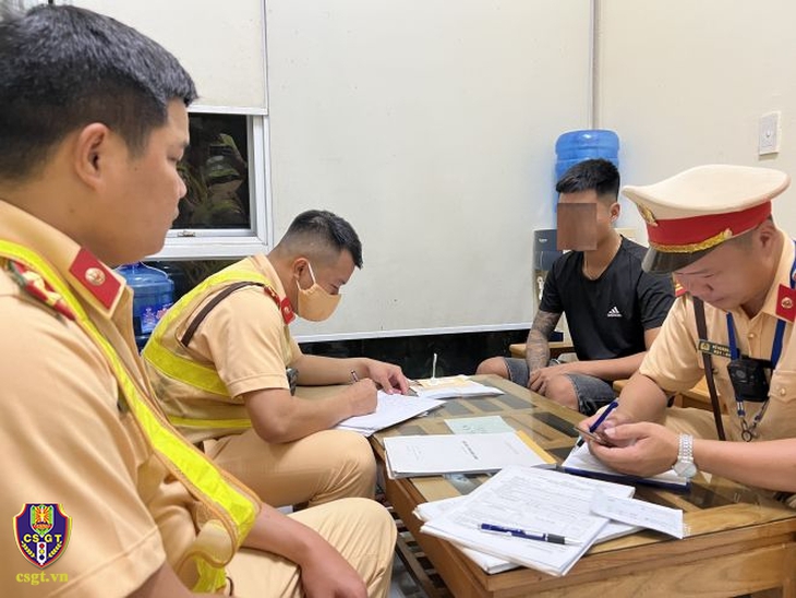 Phát hiện lái xe dương tính với ma tuý sau khi ăn “kẹo” ở sinh nhật bạn - Ảnh 2. Phát hiện lái xe dương tính với ma tuý sau khi ăn “kẹo” ở sinh nhật bạn - Ảnh 2.