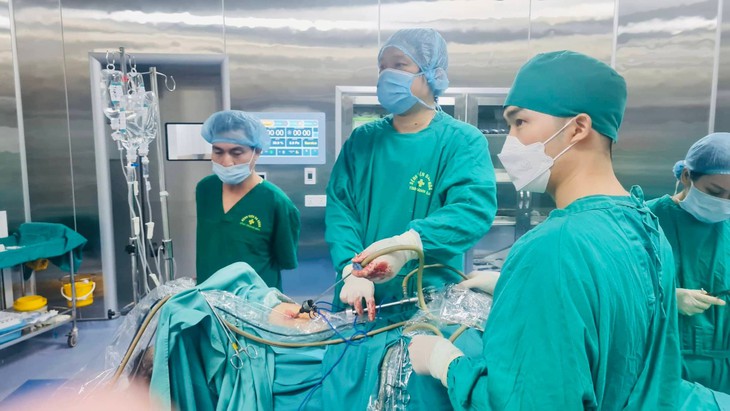 Thanh Hóa: Lần đầu tiên phẫu thuật thành công bóc khối u lớn ở tủy sống và lồng ngực hiếm gặp - Ảnh 3. Thanh Hóa: Lần đầu tiên phẫu thuật thành công bóc khối u lớn ở tủy sống và lồng ngực hiếm gặp - Ảnh 3.