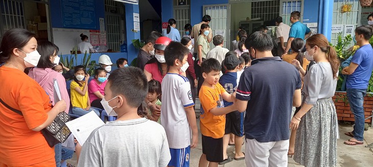 Khánh Hòa: Vaccine COVID-19 rất quan trọng, bác thông tin trẻ không tiêm phải học trực tuyến - Ảnh 2.
