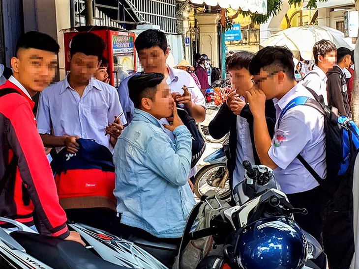 Học sinh hút thuốc lá điện tử: Chọn phong cách thời thượng hay lá phổi tổn thương? - Ảnh 2.