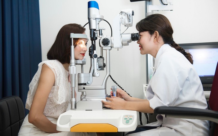 Bệnh thoái hóa điểm vàng trẻ hóa, triệu chứng cảnh báo cần lưu ý
