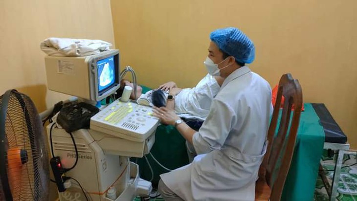 Huy động ngân hàng máu cứu sống người phụ nữ băng huyết do chửa trứng ở đảo Bạch Long Vỹ - Ảnh 1.