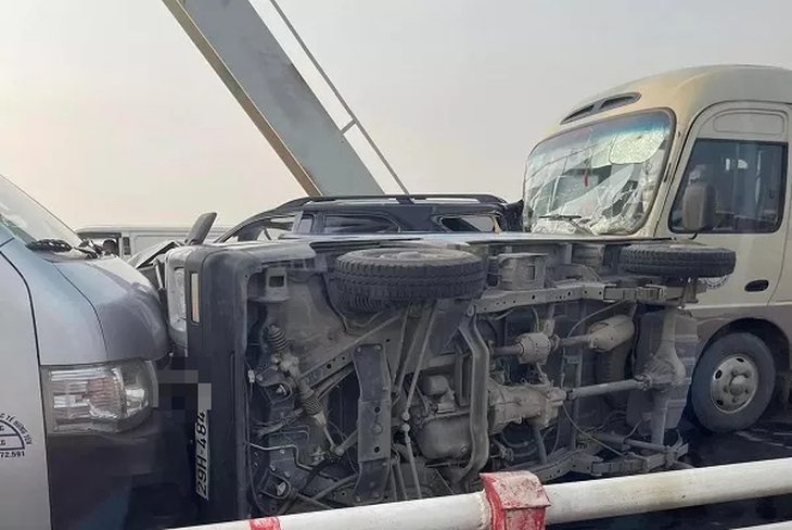 2 tai nạn liên tiếp, cầu Chương Dương ùn tắc nghiêm trọng - Ảnh 2.