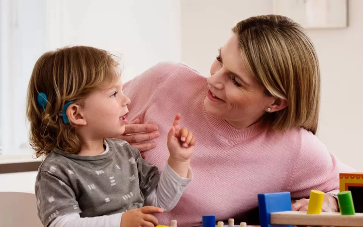 Ảnh hưởng của nghe kém lên sự phát triển của trẻ nhỏ - Ảnh 3.