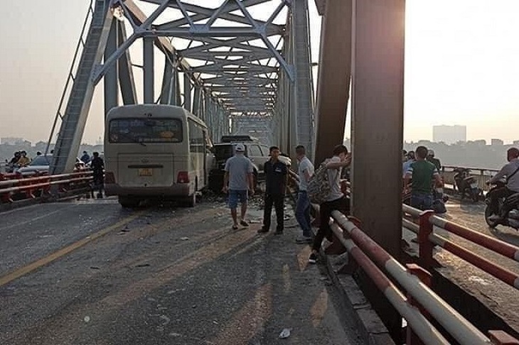 2 tai nạn liên tiếp, cầu Chương Dương ùn tắc nghiêm trọng - Ảnh 3.