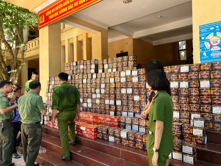 Nghệ An: Bắt "nữ quái" tàng trữ gần 1 tấn pháo nổ - Ảnh 1.