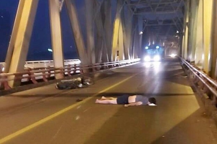 2 tai nạn liên tiếp, cầu Chương Dương ùn tắc nghiêm trọng - Ảnh 1.