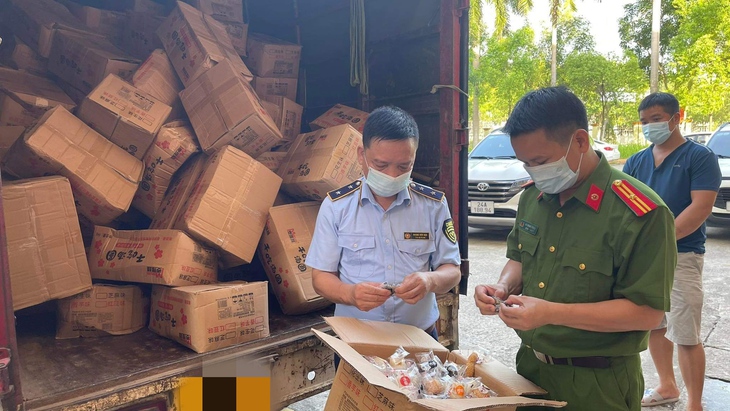 Lào Cai: Thu giữ số lượng bánh dẻo "khủng" nhập lậu - Ảnh 3.