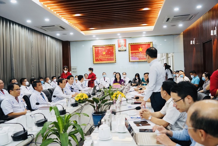 Quyền Bộ trưởng Đào Hồng Lan: "Đọc những bài báo người bệnh tự đi mua thuốc, vật tư rất đau lòng" - Ảnh 3. Quyền Bộ trưởng Đào Hồng Lan: "Đọc những bài báo người bệnh tự đi mua thuốc, vật tư rất đau lòng" - Ảnh 3.
