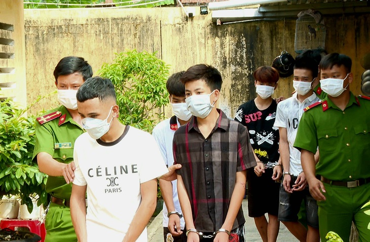 Bắt nhóm đối tượng liên tiếp chặn xe phụ nữ cướp tài sản - Ảnh 1.