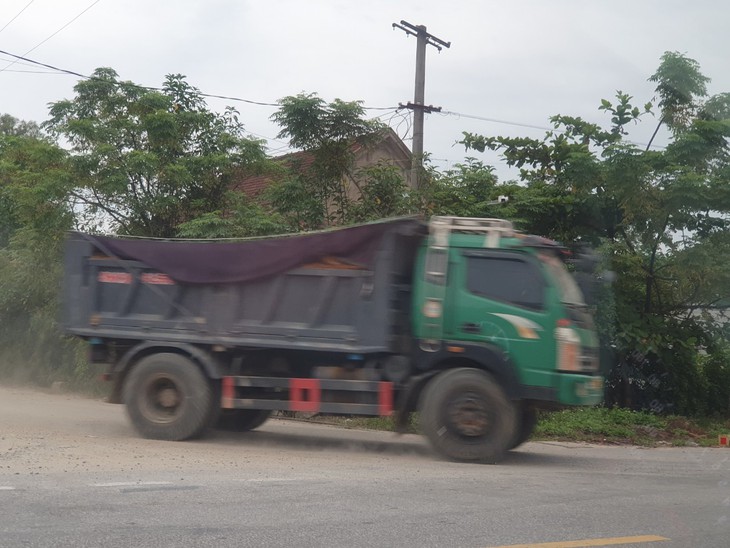 Xe tải "cày nát" đường dân sinh, gây bụi mù mịt - Ảnh 3.